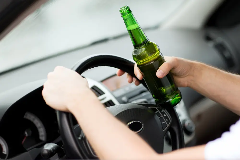 ไม่ดื่มแอลกอฮอล์ทุกชนิดก่อนและขณะขับรถ